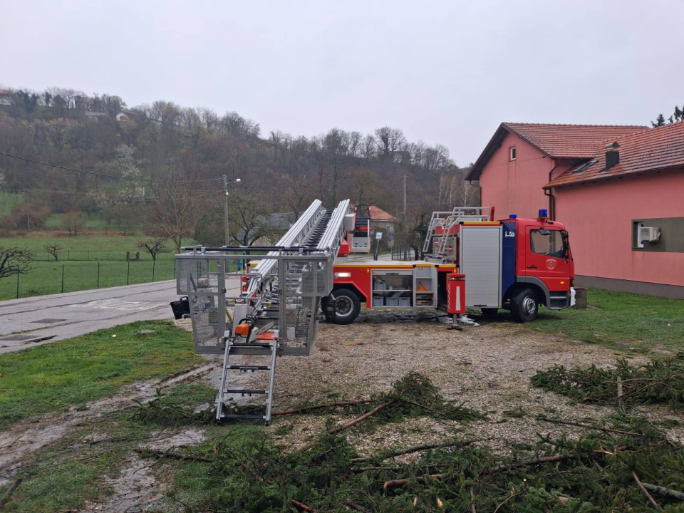 Oluja i snijeg digli sustav na noge: Preko 5 tisuća vatrogasaca spašavali i sanirali štete