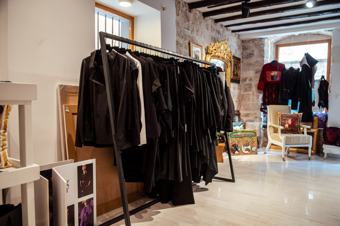 FOTO Proljeće u zraku, a novi komadi i popusti u Galeriji Juraj Dalmatinac!