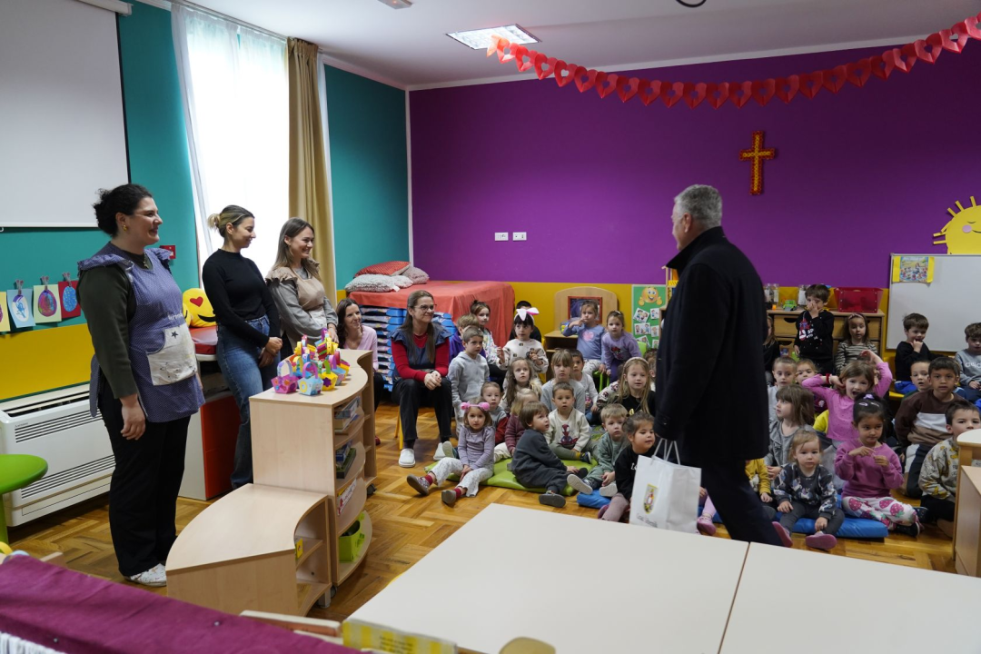 Gradonačelnik posjetio Dječji vrtić Blažena Hozana: Djeci i odgojiteljicama čestitao Uskrs