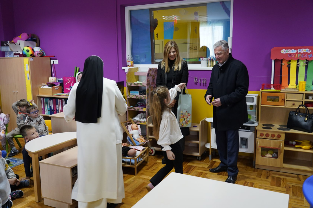 Gradonačelnik posjetio Dječji vrtić Blažena Hozana: Djeci i odgojiteljicama čestitao Uskrs