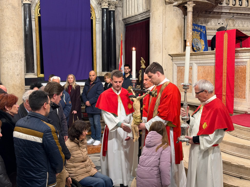 Veliki petak u katedrali sv. Jakova: 'Krist je dragovoljno ušao u smrt da bi čovjeku donio život'