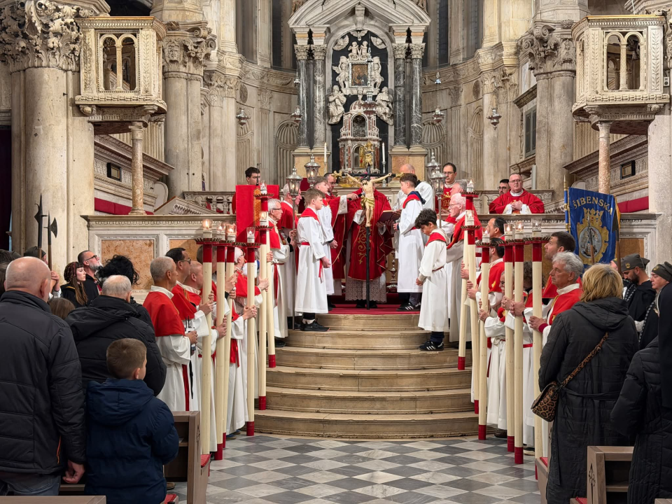 Veliki petak u katedrali sv. Jakova: 'Krist je dragovoljno ušao u smrt da bi čovjeku donio život'
