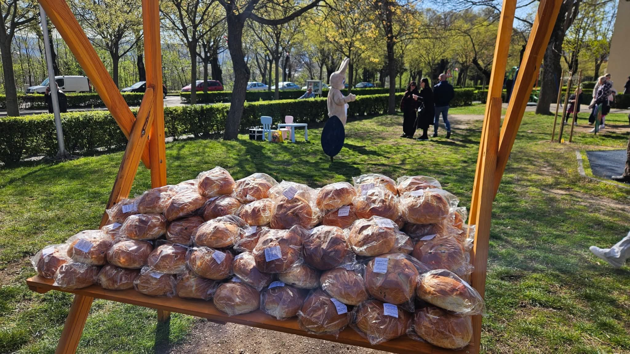 Od meda, pogača do dekoracija: Bogata ponuda na uskrsnom sajmu u Kninu