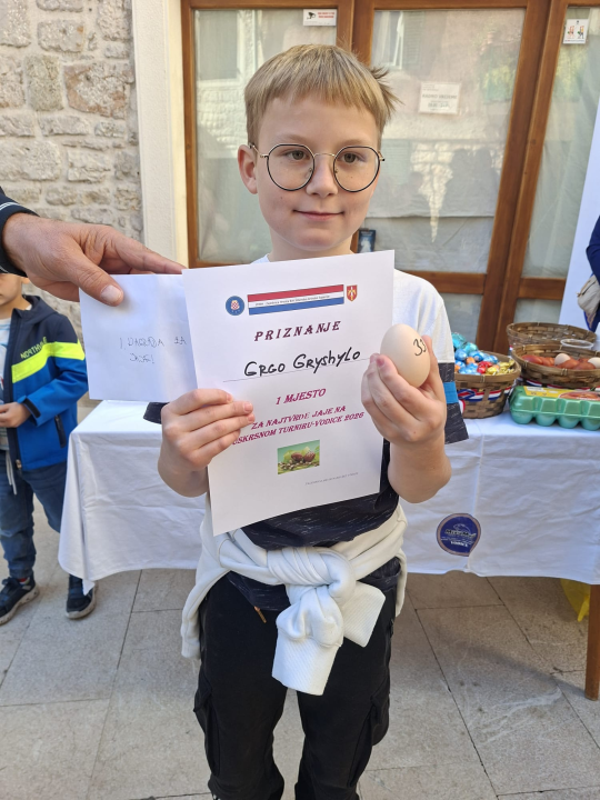 Mali Ukrajinac Grgo Gryshylo pobijedio na vodičkom turniru u tucanju jaja, najljepšu pisanicu ima Franciska Garić