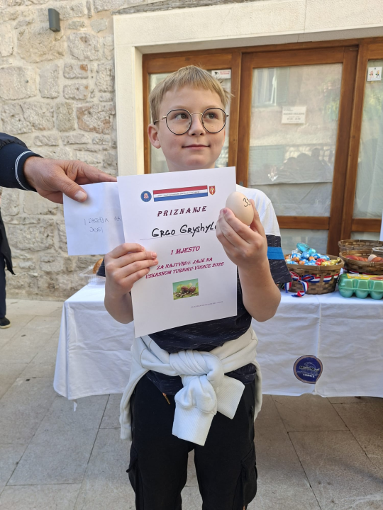 Mali Ukrajinac Grgo Gryshylo pobijedio na vodičkom turniru u tucanju jaja, najljepšu pisanicu ima Franciska Garić