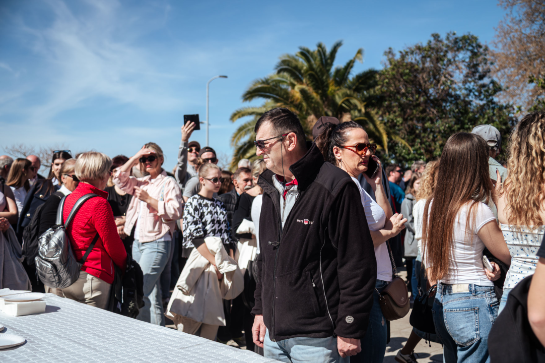 FOTO Obrtnici i ove godine pripremili uskrsni doručak u Šibeniku, glavna zvijezda bila je mega fritaja