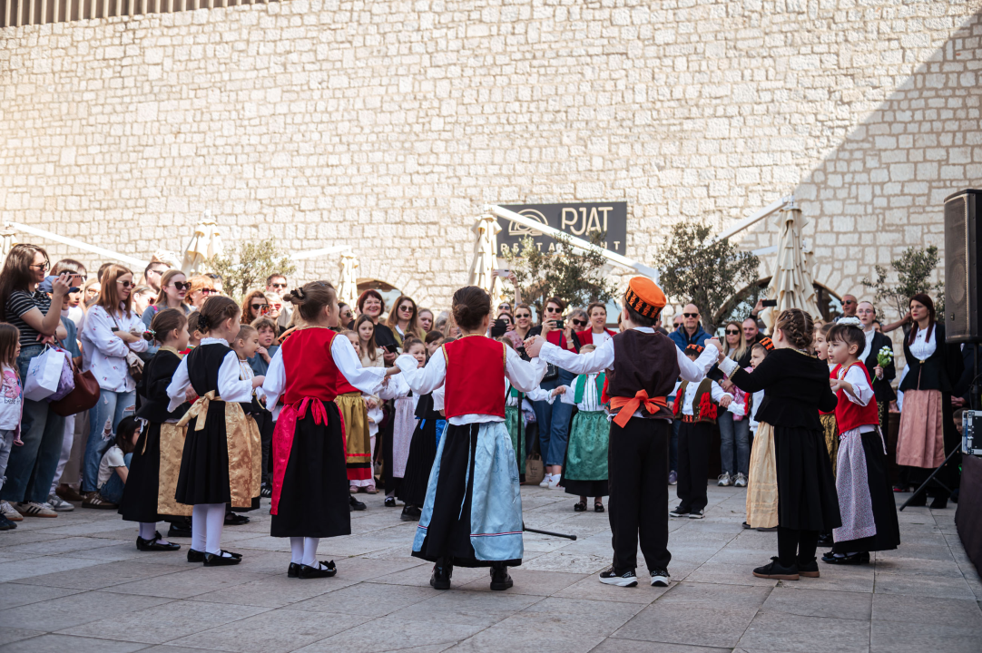 FOTO Obrtnici i ove godine pripremili uskrsni doručak u Šibeniku, glavna zvijezda bila je mega fritaja