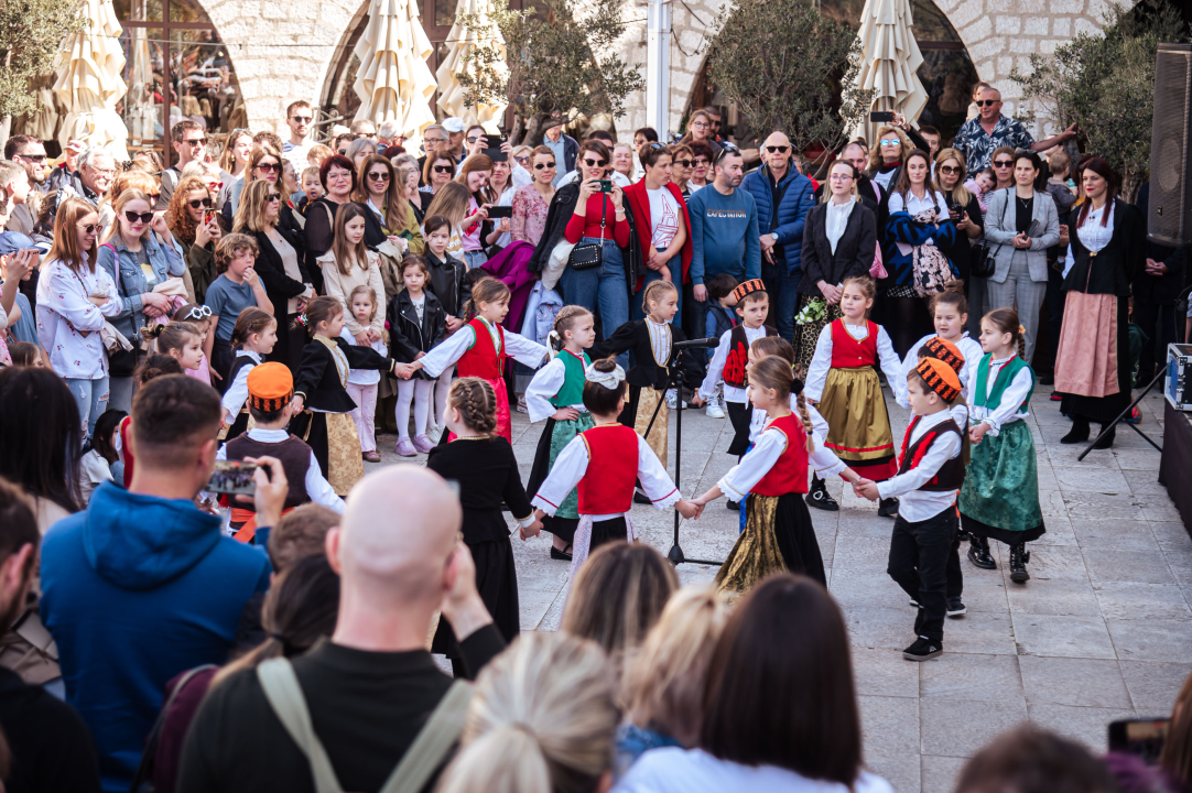 FOTO Obrtnici i ove godine pripremili uskrsni doručak u Šibeniku, glavna zvijezda bila je mega fritaja