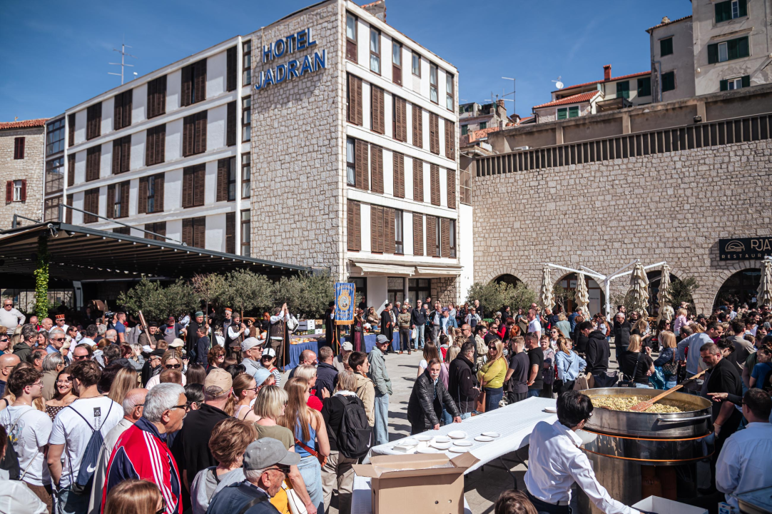 FOTO Obrtnici i ove godine pripremili uskrsni doručak u Šibeniku, glavna zvijezda bila je mega fritaja