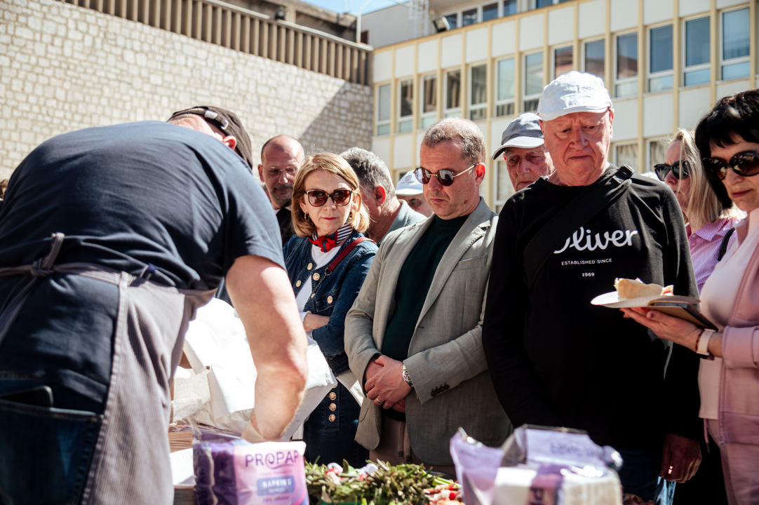 FOTO Obrtnici i ove godine pripremili uskrsni doručak u Šibeniku, glavna zvijezda bila je mega fritaja