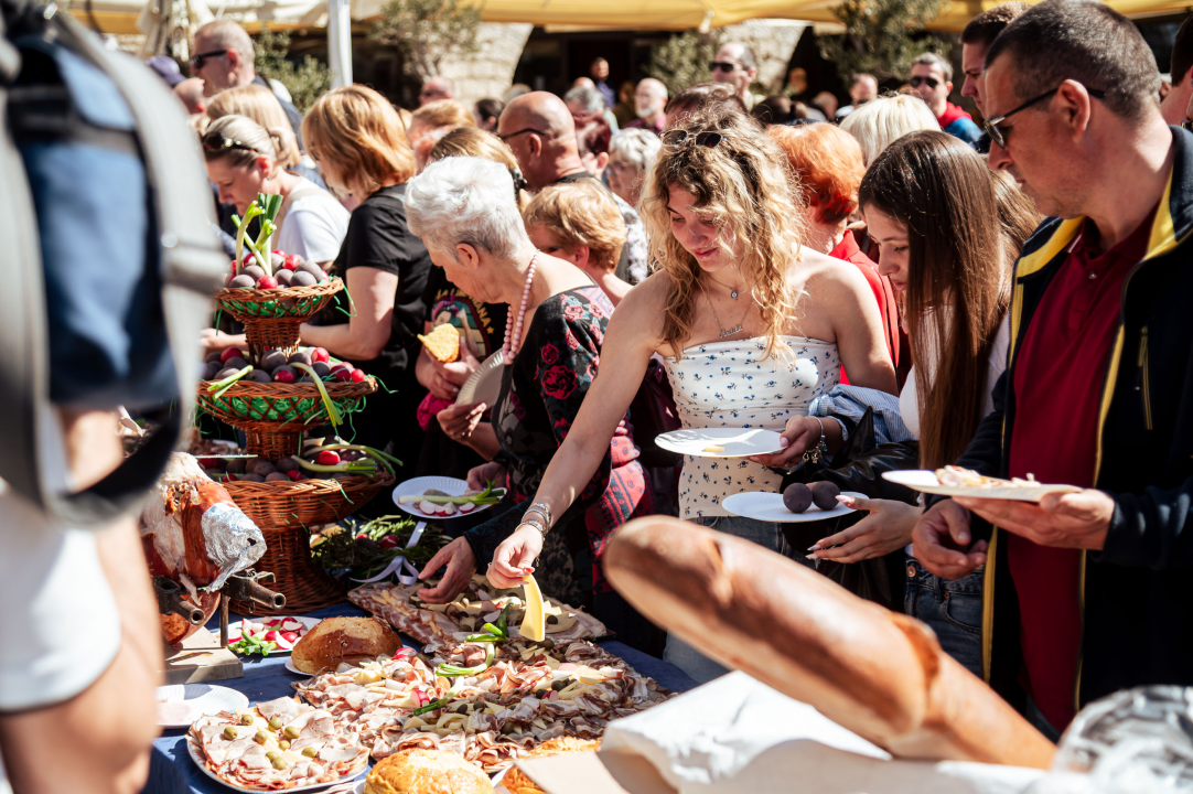FOTO Obrtnici i ove godine pripremili uskrsni doručak u Šibeniku, glavna zvijezda bila je mega fritaja