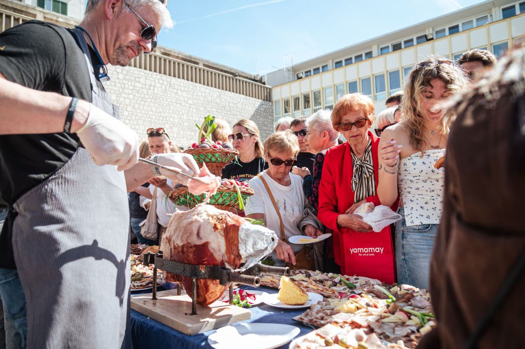 FOTO Obrtnici i ove godine pripremili uskrsni doručak u Šibeniku, glavna zvijezda bila je mega fritaja