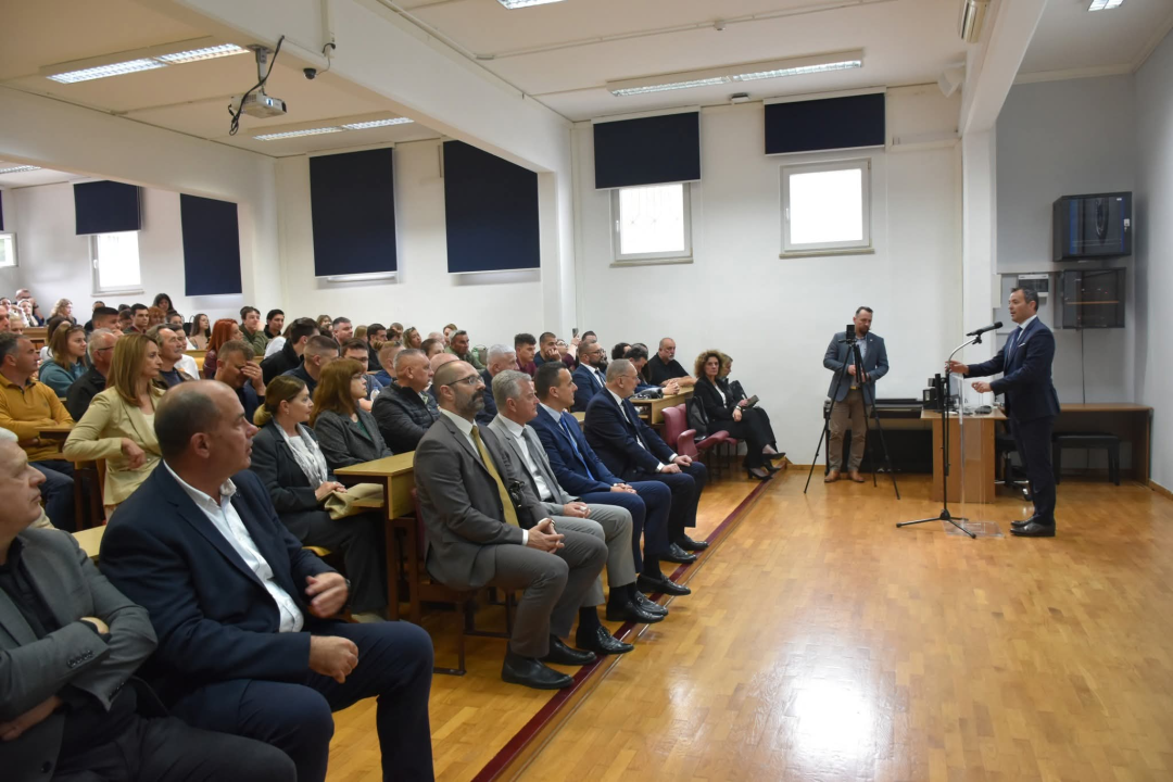 Ministar Božinović sa studentima VUŠ-a razgovarao dva sata, bez galame. Evo o čemu.