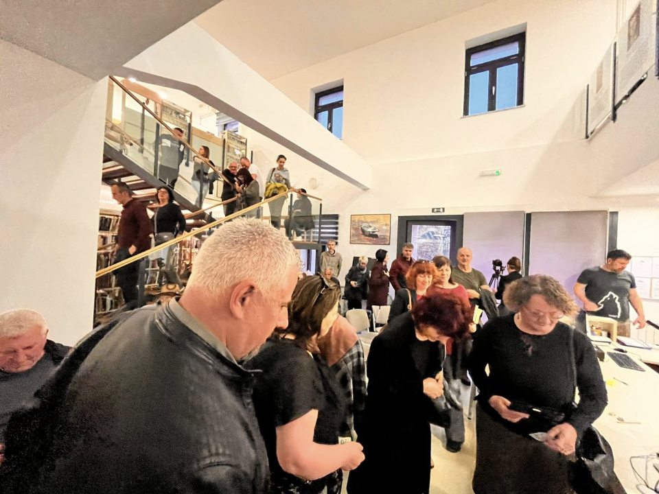 Mićo Samardžija u kninskoj knjižnici predstavio ‘Vodič po Kninu i okolici za avanturiste i fotografe’