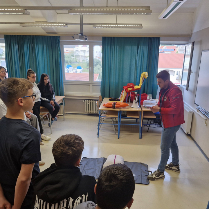 Sedmaši iz OŠ Vodice sudjelovali u edukaciji o postupcima prve pomoći