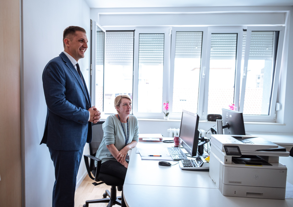 FOTO Burić i Rakić zadovoljni obnovljenom zgradom 'mirovinskog'. A građani? – 'Najviše se veselim liftu!'