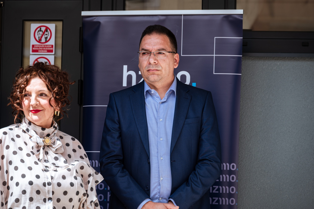 FOTO Burić i Rakić zadovoljni obnovljenom zgradom 'mirovinskog'. A građani? – 'Najviše se veselim liftu!'