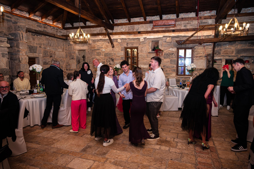 Maturalni ples učenika centra Šubićevac u znaku ljubavi