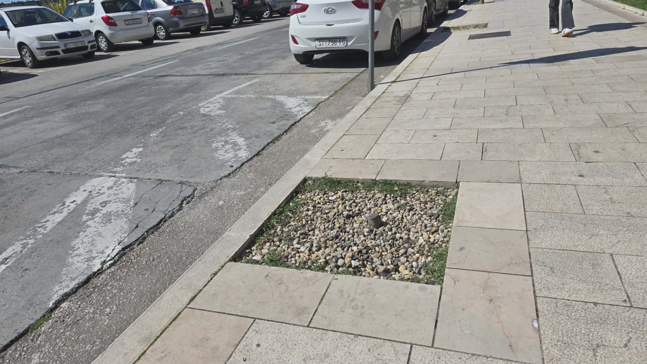 Kad grad ‘posadi’ znakove: Šibenska riva bez hlada, ali puna apsurda ‘Tko je ovo odobrio?’