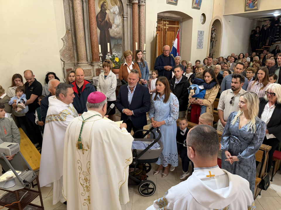 Biskup Rogić u crkvi Našašća svetog Križa krstio peto dijete obitelji Lipić