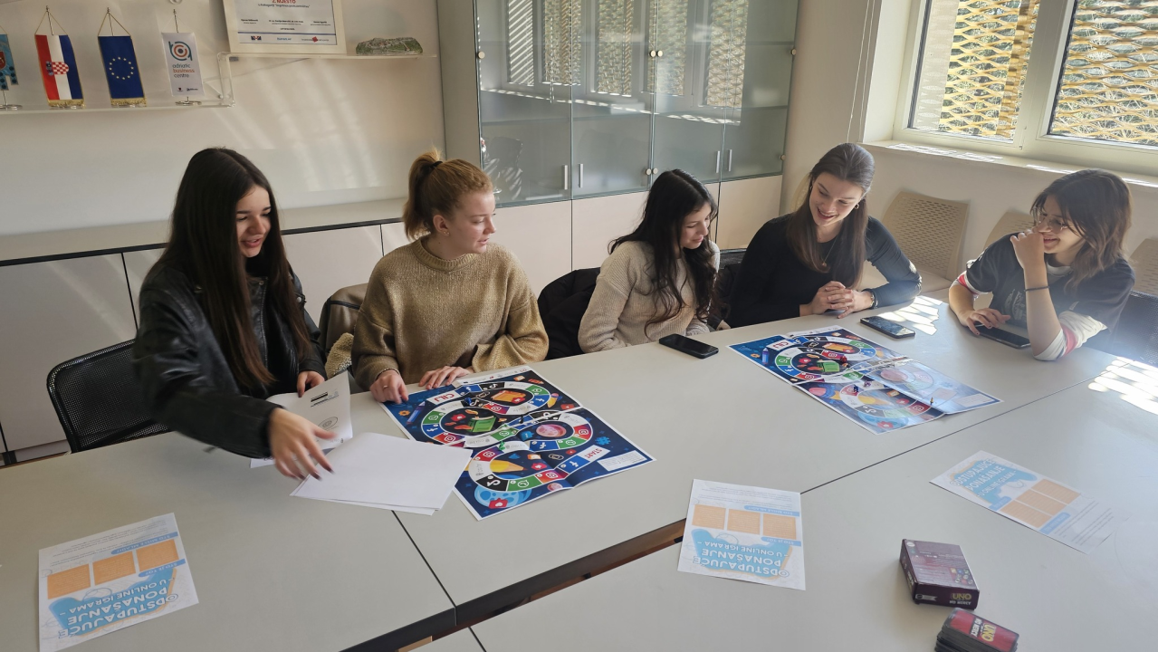 Izazovi i prijetnje u digitalnom svijetu: Učenici Ekonomske škole obilježili Dan sigurnijeg interneta 