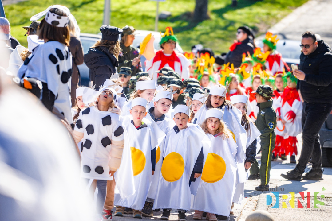 Šarenilo dječje maškarane povorke preplavilo Drniš