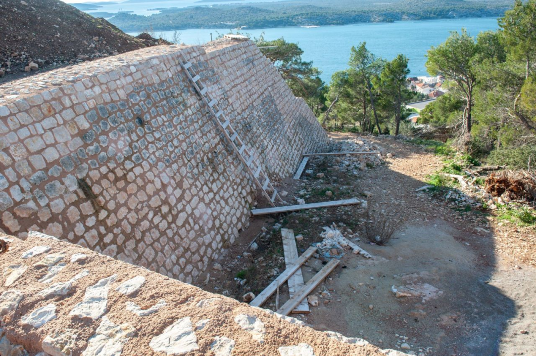 Sv. Ivan izgleda neprepoznatljivo, zgrada koja je niknula bit će zakamuflirana: 'Tvrđavu svečano otvaramo na Dan grada'         