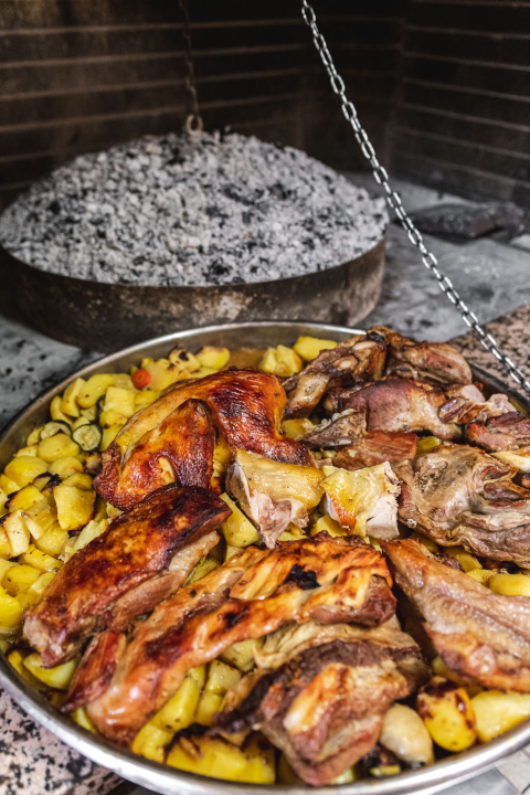 Uživajte u slasnim gotovim jelima iz Antinog gušta na prostranoj terasi!