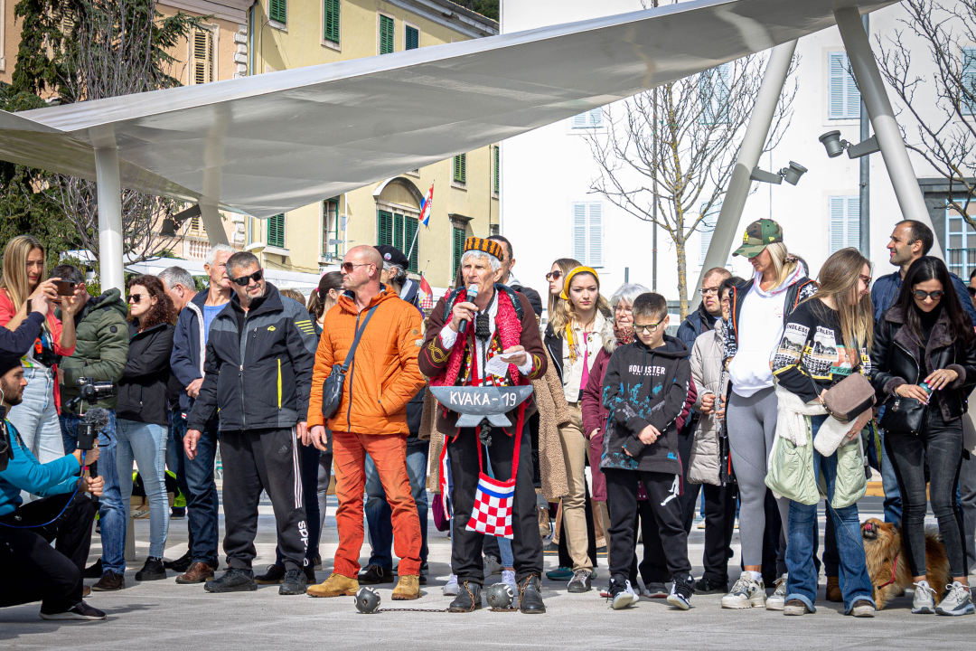 Nekoliko stotina ljudi na prosvjedu u Šibeniku: 'Skinite maske, došlo je vrime!'