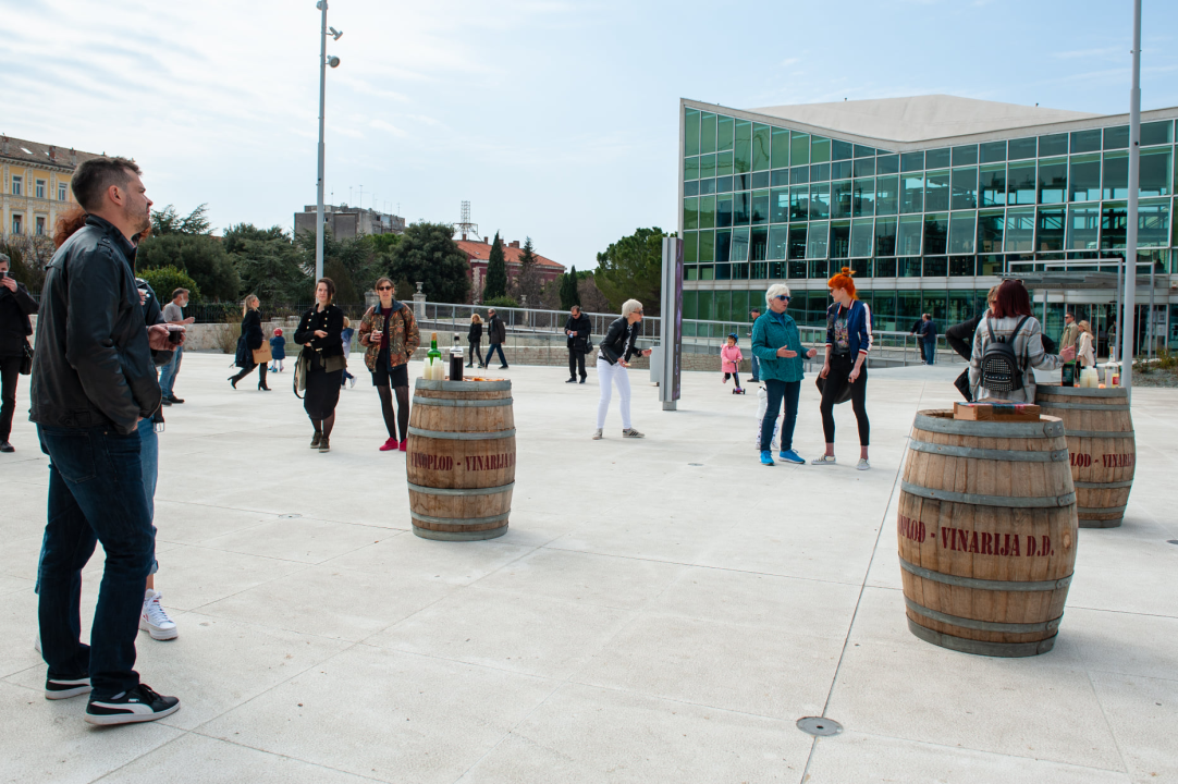 Na Poljani ste danas mogli saznati kako napreduje gradnja kuće za obitelj s Banije, uz to se i okrijepiti, a i zaplesati    