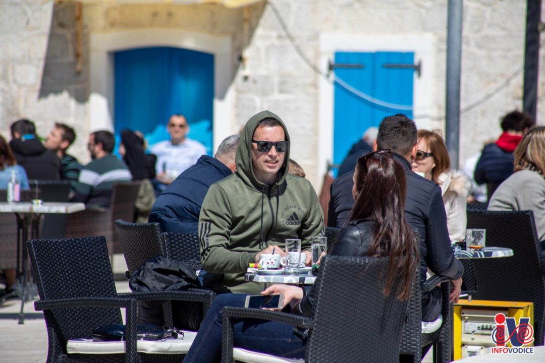 Uskrs u Vodicama: Lijepo vrijeme izmamilo ljude u đir po rivi i druženje uz kavu