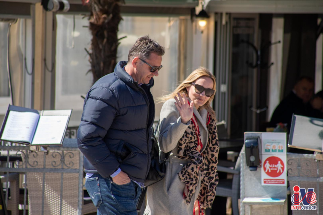 Uskrs u Vodicama: Lijepo vrijeme izmamilo ljude u đir po rivi i druženje uz kavu