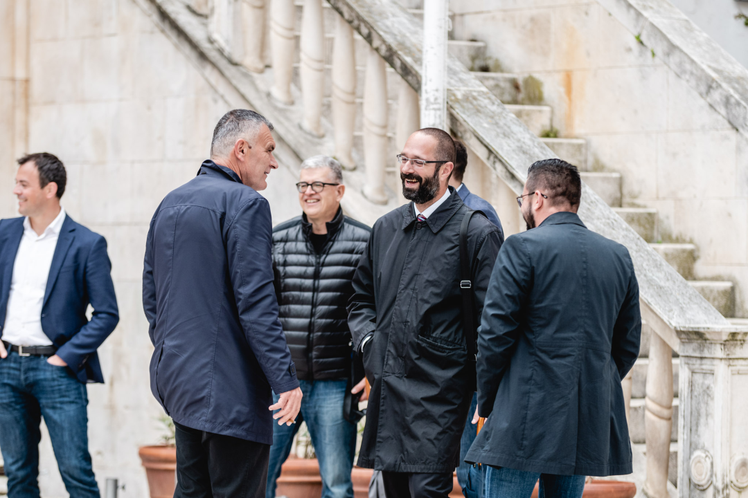 ‘Stabilno’, ali ‘Za svaki slučaj...’: Pauk i Rakić ispred katedrale predstavili kandidature za župana i zamjenika