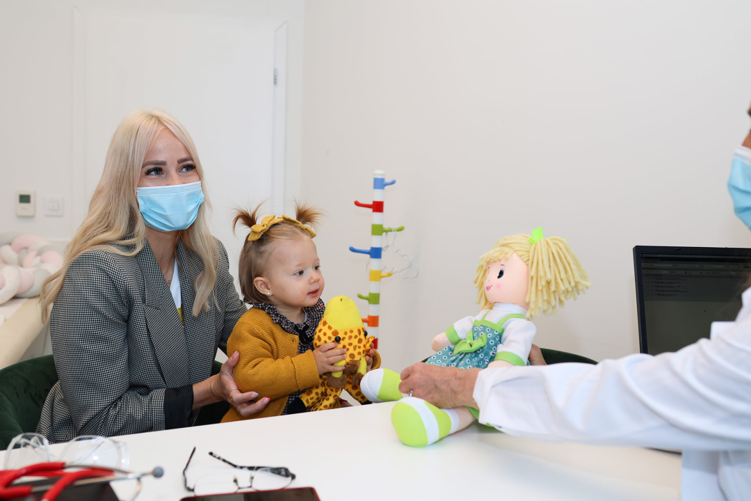 Antonija Mišura Sandrić s kćerkicom posjetila dječju Polikliniku Vrdoljak u Zadru!