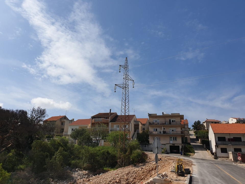 Zahrđali dalekovod koji prolazi kroz Rokiće godinama nije u funkciji, HEP: 'Uklanjanje u planu dogodine'   