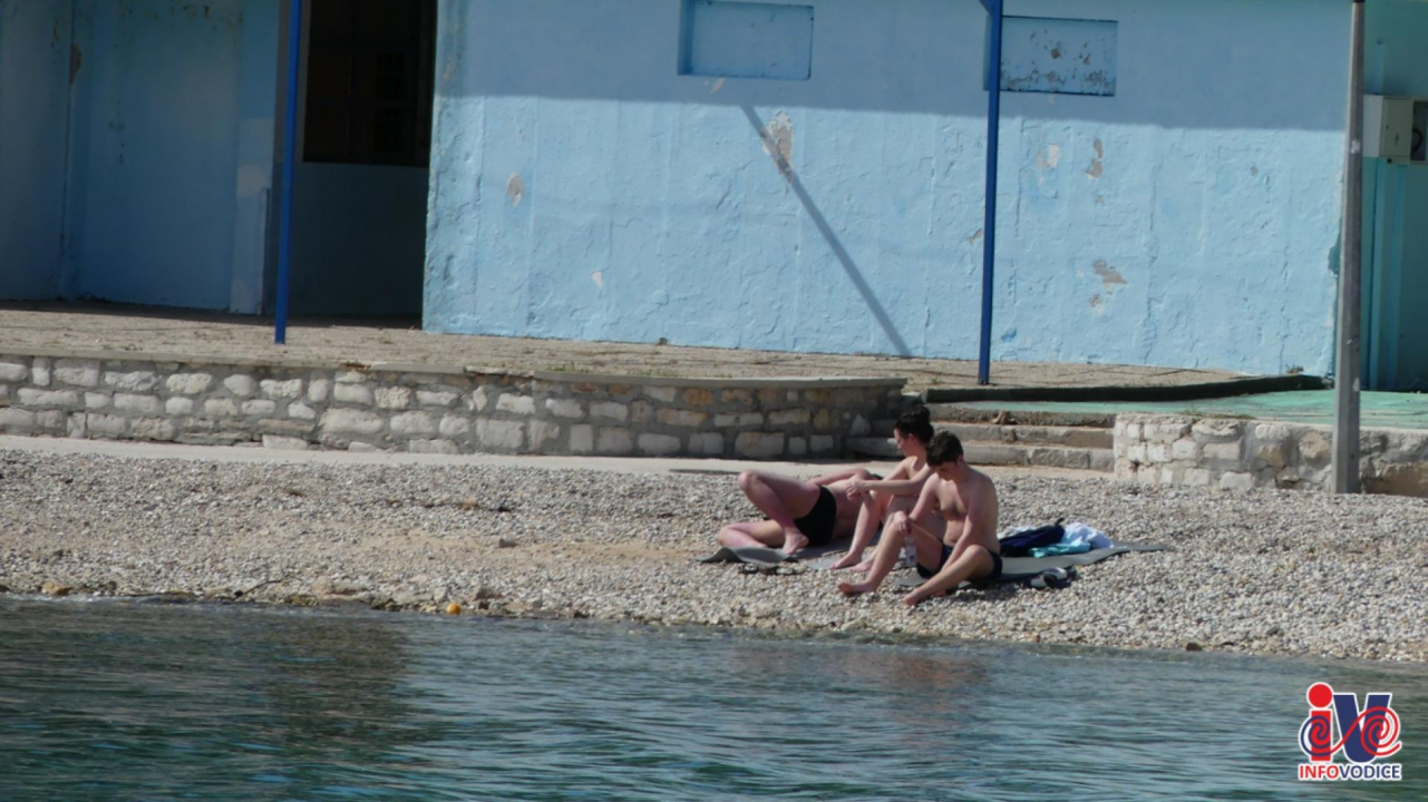 Nedjeljni đir po Vodicama: Otvorena sezona kupaćih kostima, počelo hvatanje boje za ljeto