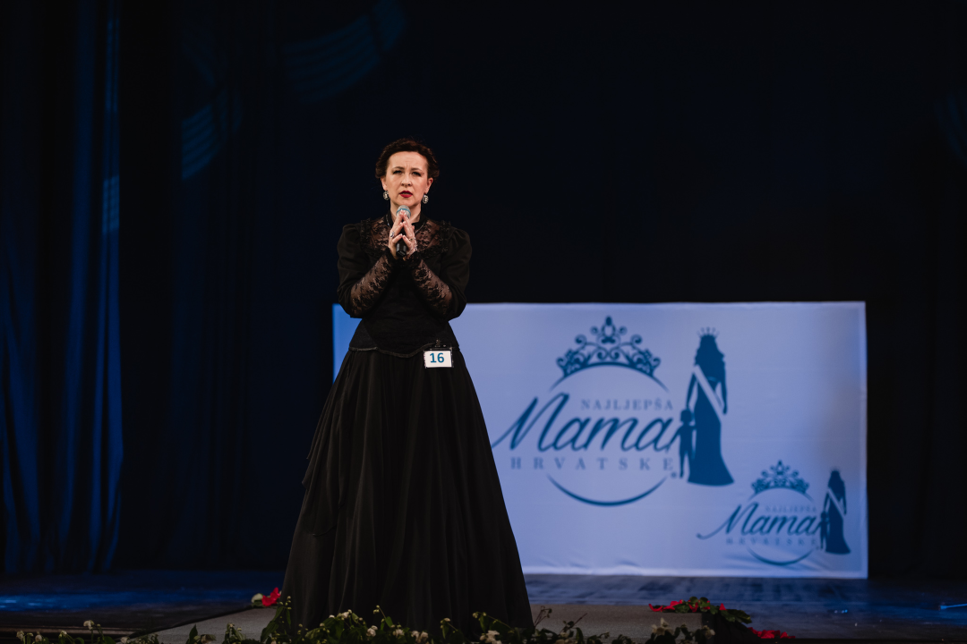 U šibenskom kazalištu održan izbor za najljepšu mamu: Vedrana Halinčić Bakšić i Ljubica Bulić ponijele lente