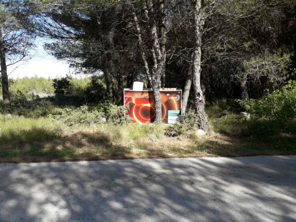 Neodgovorni pojedinci i dalje po svome: Nove hrpe smeća uz cestu od Vrpolja prema Danilu  