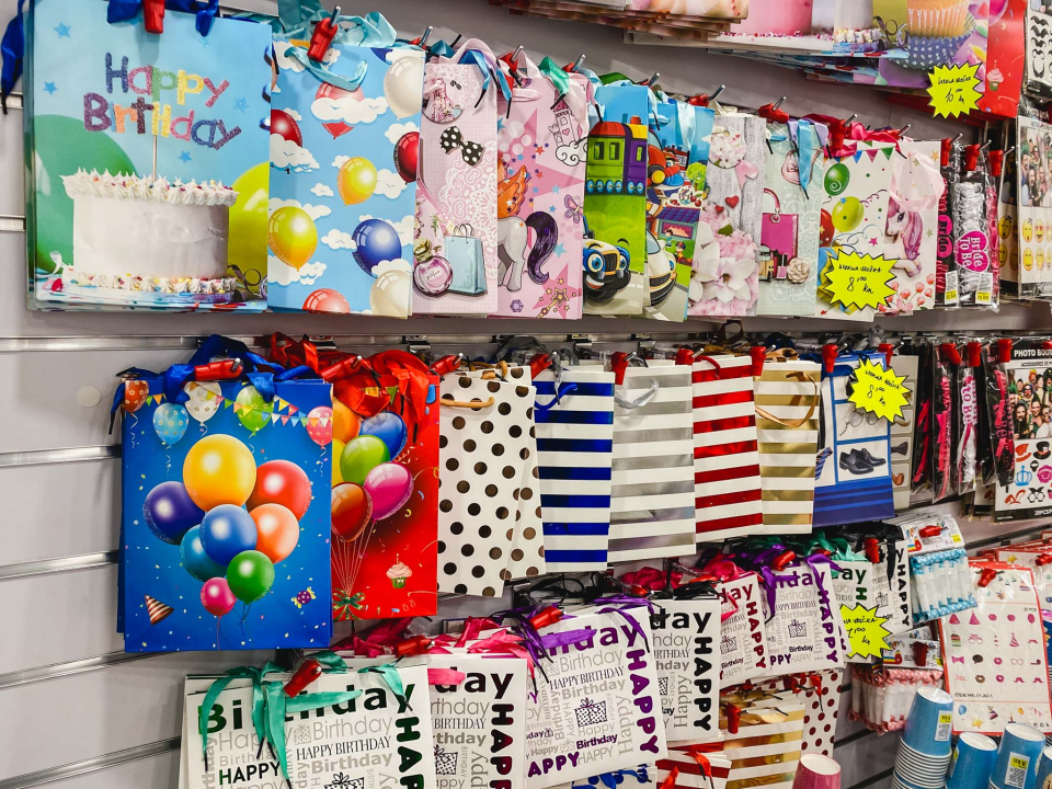 Iznenadite svoje bližnje personaliziranim poklonima i dekoracijama iz Smile T-shirt &amp; party storea! 