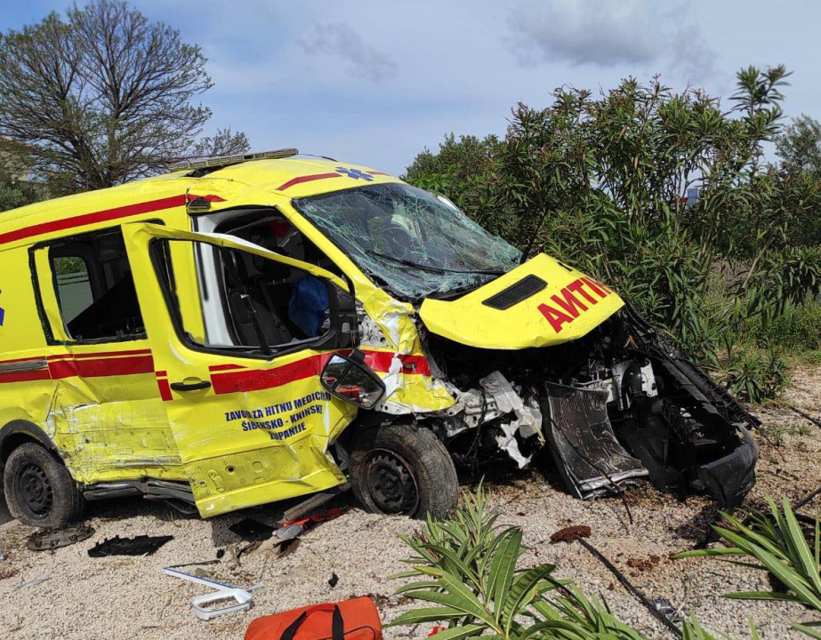 Sudar vozila Hitne pomoći i automobila u Njivicama: Ozlijeđene četiri osobe, od toga troje djelatnika Hitne