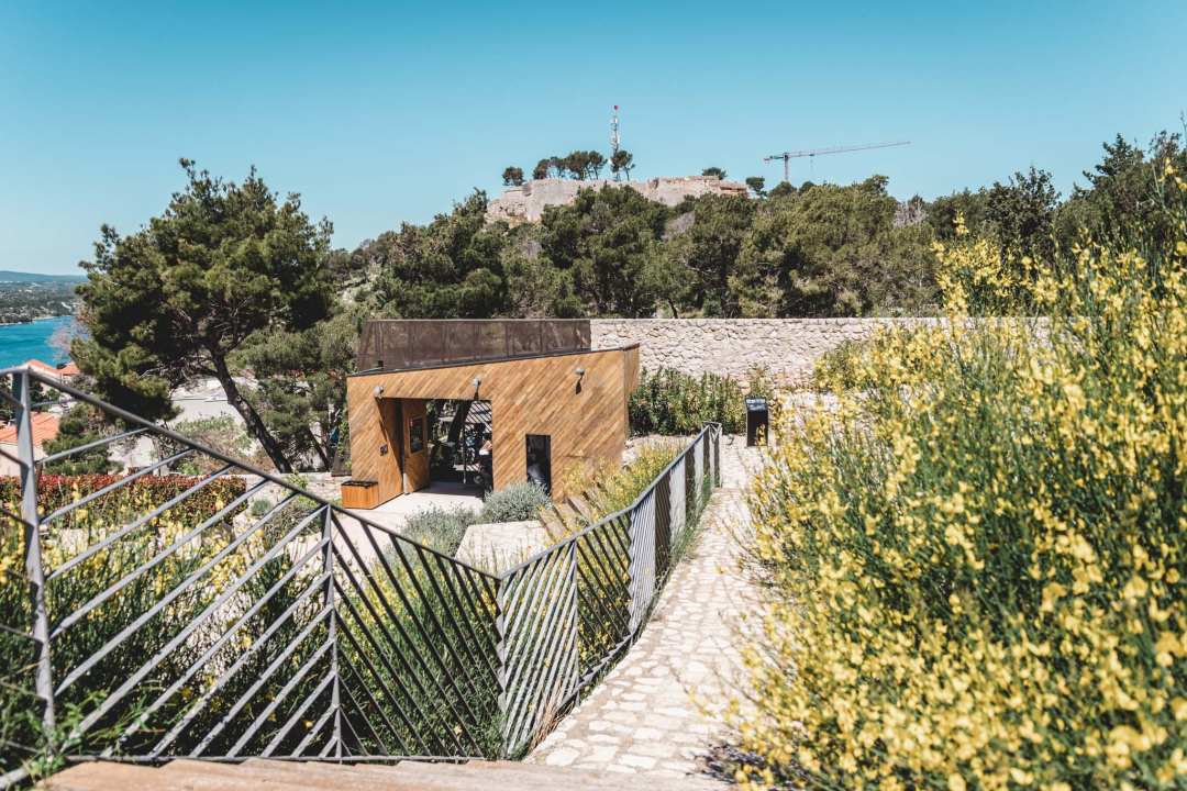 Uz sunce i besplatan ulaz brojni Šibenčani uživali na kavi na tvrđavi Barone