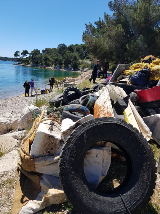 Ronioci objavili što su sve zatekli pod morem na Marinskoj: Gume, gume, gume... i jedan krov!
