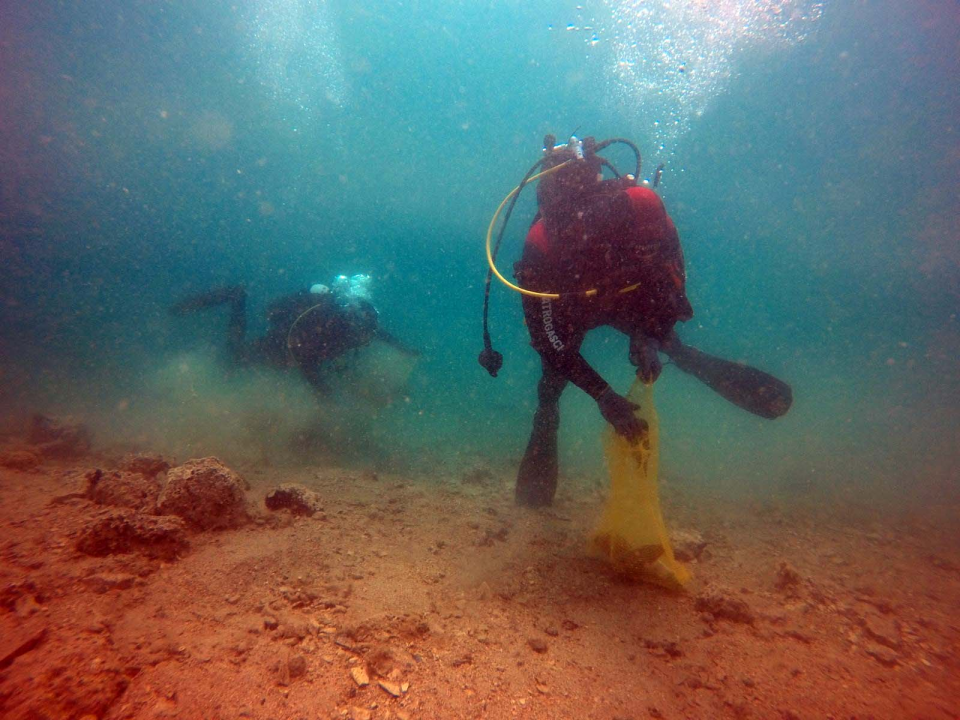 Ronioci objavili što su sve zatekli pod morem na Marinskoj: Gume, gume, gume... i jedan krov!