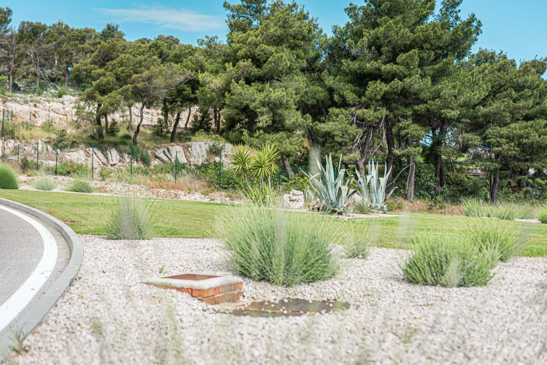 Radne akcije Zelenog grada: Na ulazima u grad posađeno cvijeće i uređen okoliš  