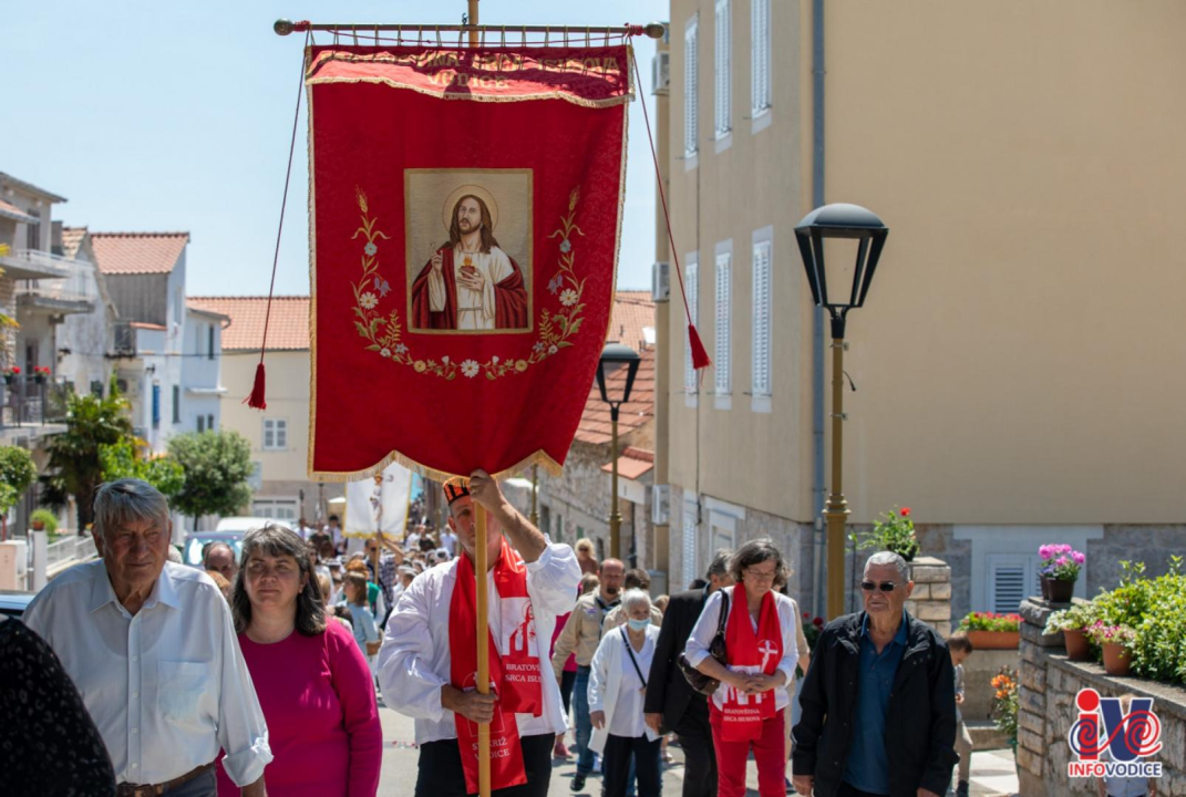Svetom misom i procesijom kroz Vodice proslavljeno Tijelovo