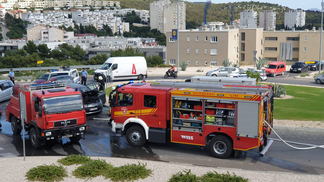 Zapalio se automobil u kružnom toku na Meterizama: 'Svi su izašli na vrijeme'