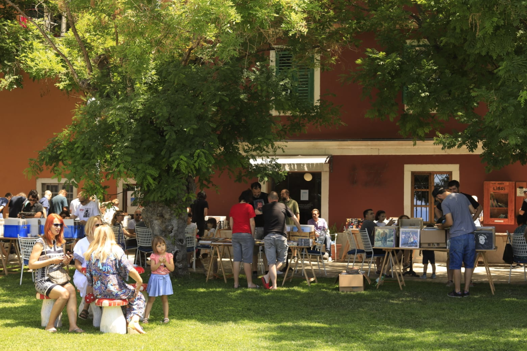 Ako ste slučajno propustili Long Play Day, nemojte Je Veux