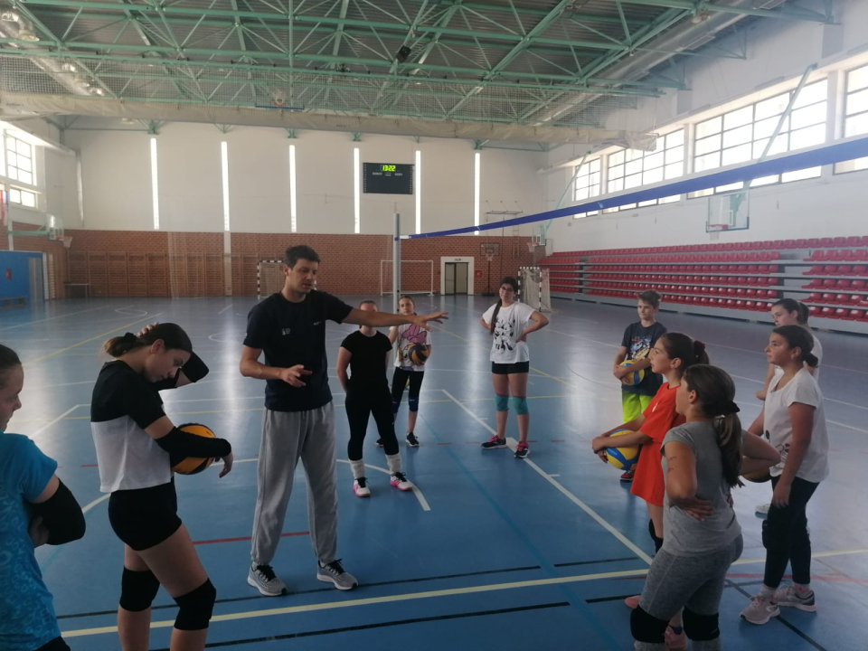 OŠ Meterize u projektu 'Odbojka u školama': Prva aktivnost pokazni trening i deset lopti za poklon