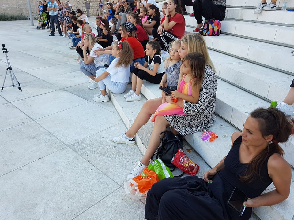 Cure i dečki iz Balansa rasplesali prolaznike na Poljani: 'Nadamo se povratku na staro i treninzima u dvorani'  