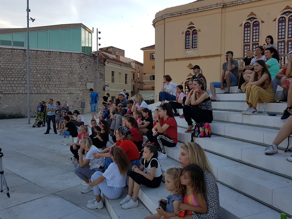 Cure i dečki iz Balansa rasplesali prolaznike na Poljani: 'Nadamo se povratku na staro i treninzima u dvorani'  